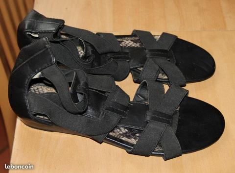 Sandales noires à petit talon taille 38