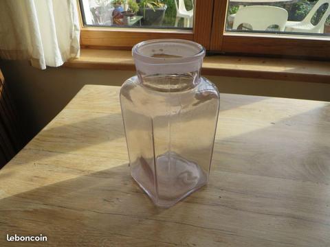 Un ancien grand vase en verre épais