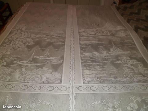 Une paire de rideaux blanc avec motifs