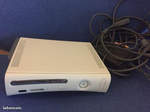 XBOX 360 + 7 JEUX + 2 Manettes supp + HDD