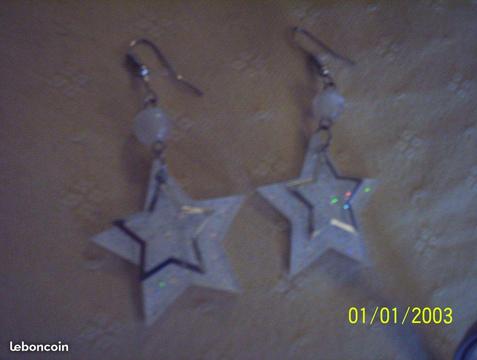 Boucles d'oreilles étoiles blanches/argentées