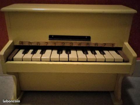 Petit piano ancien en bois