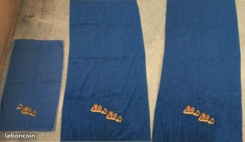 3 serviettes brodées neuves
