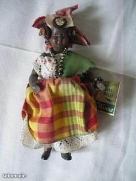 Petite poupée folklorique regionale Sandra Dogue