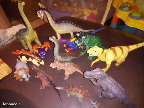 Lot de dinosaures en bon état