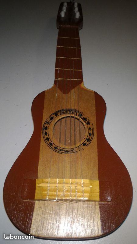 Guitare en bois artisanat de Colombie