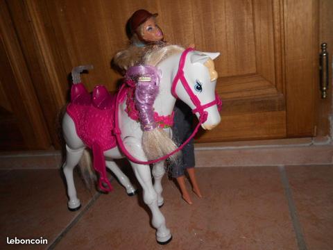 Barbie et son cheval qui marche