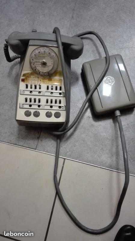 Téléphone ancien de standard en bakélite gris