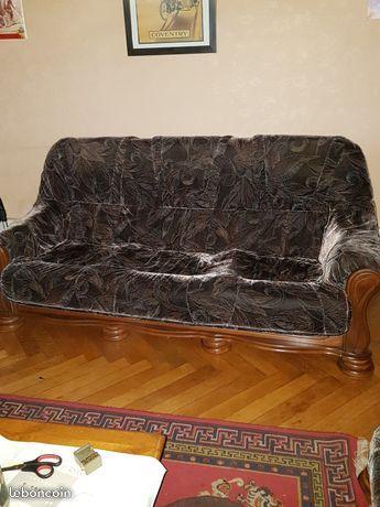 Salon avec 2 canapé et un fauteuil