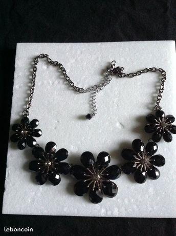 Collier fantaisie plastron fleurs noires et métal