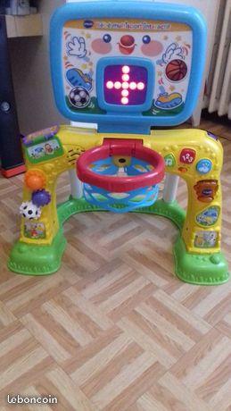 Plusieurs jouets ( cage de foot , piano , flipper