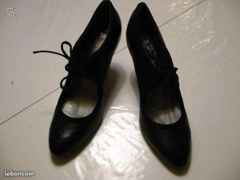 Tres belle chaussure a lacet noir 39