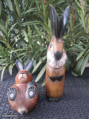 2 lapins sculptés en bois massif