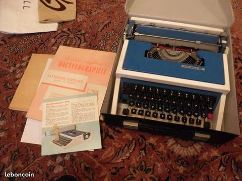 Petite machine à écrire ancienne