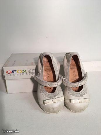 Chaussures GEOX taille 25 couleur blanche