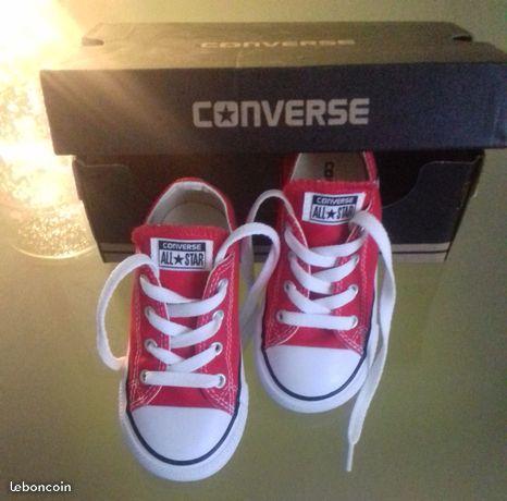 Converses NEUVES all star rouge T 24
