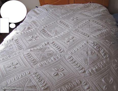Dessus de lit ancien en coton tricoté