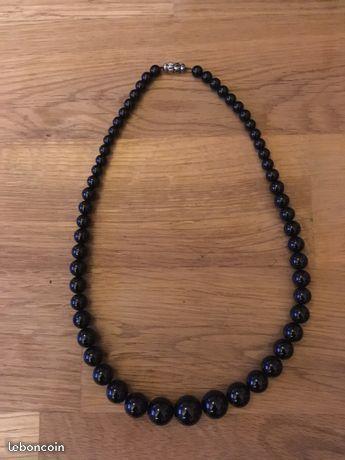 Collier perles de pierre noire