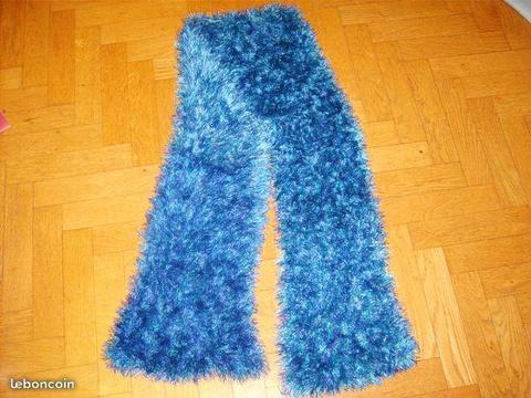 Echarpe bleue tricotee main