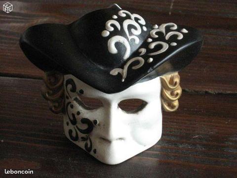 Petit masque traditionnel fabriqué à Venise