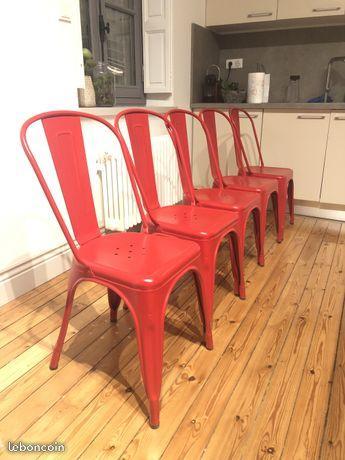 Chaises rouges en métal