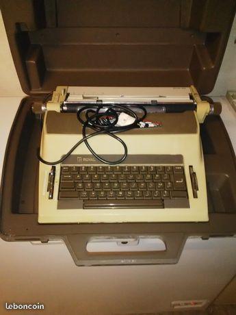 Machine à écrire électrique marque Royale