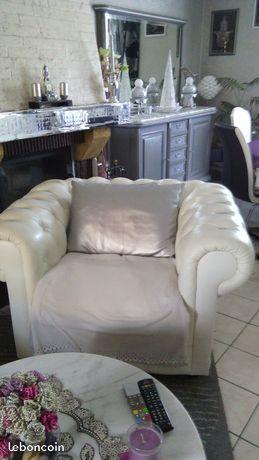 Grand fauteuil moelleux en cuir blanc