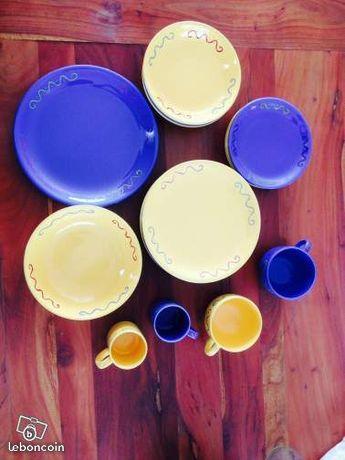 Service vaisselle bleu et jaune
