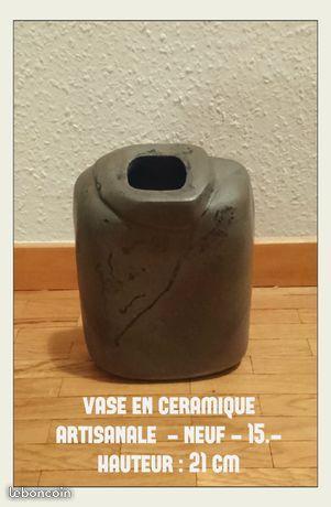 Vase artisanal en céramique, anthracite, neuf