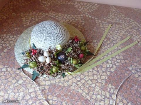 Chapeau de paille avec fruits