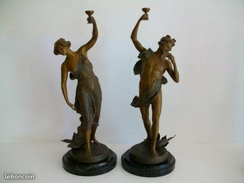 2 statues en bronze tenant une coupe