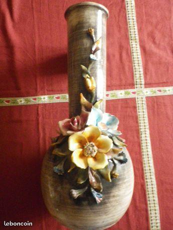 Vase avec fleurs en ceramiques