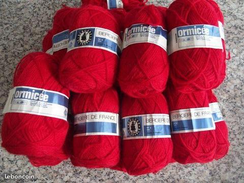 22 pelotes de laine rouge a tricoter neuve