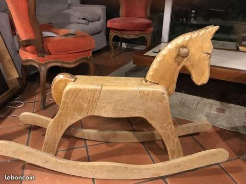 Cheval à bascule en bois