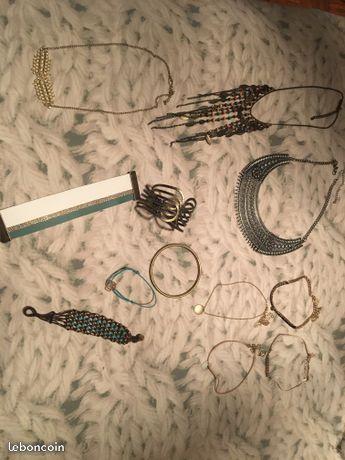 Colliers et bracelets
