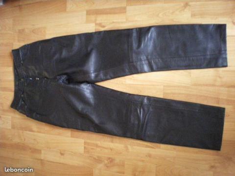 Magnifique pantalon en cuir noir T 34