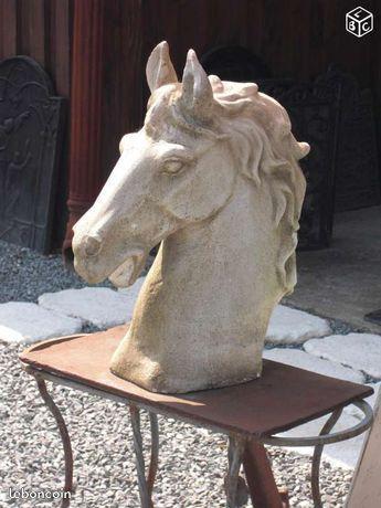 Statue,buste de cheval en pierre