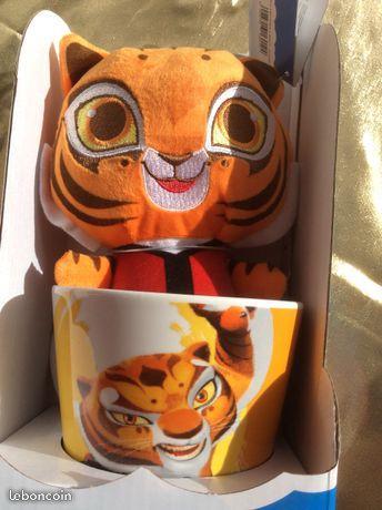 Peluche et tasse à thé tigre