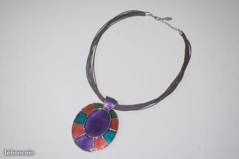 Collier pendentif médaillon violet vert rouge