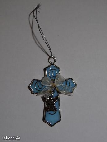 Croix, bleue, argentée, avec angelot PORT COMPRIS