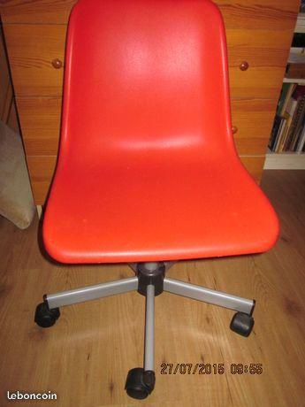 Chaise pivotante rouge