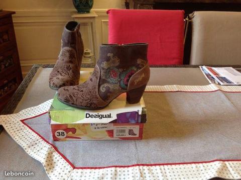 Bottines taupes DESIGUAL brodées 38