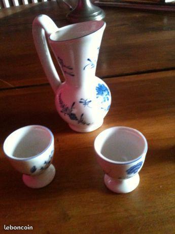 Vase et coquetiers porcelaine de Chantilly