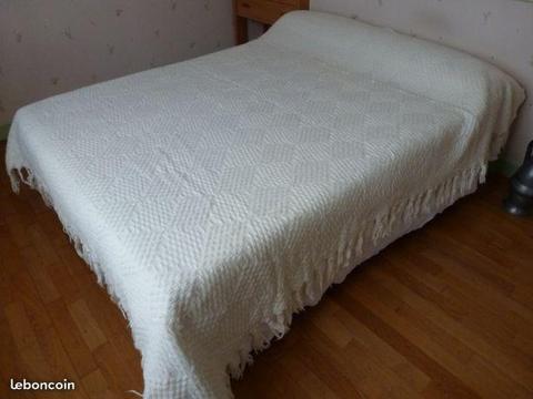 Couvre lit blanc