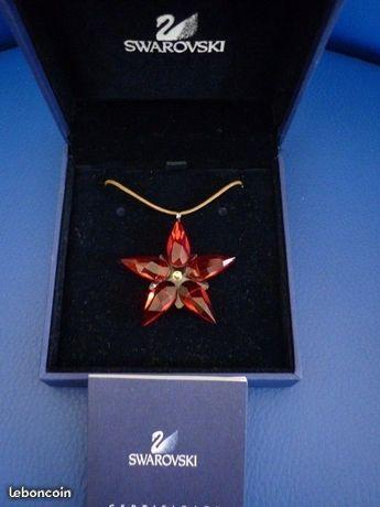 Collier avec cordon et pendentif fleur swarovski