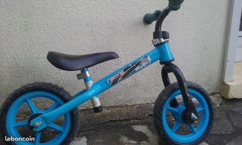 Petit vélo bleu