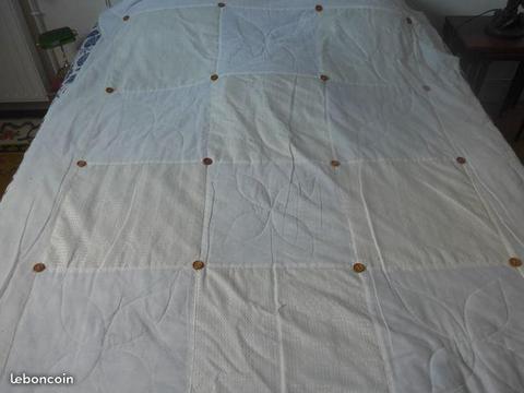 Couvre-lit blanc patchwork avec boutons en bois