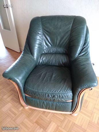 Fauteuil en cuir vert en bon état