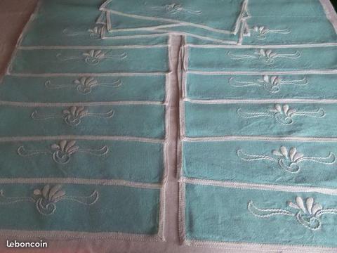 16 sets de table tissu broderie fait main anciens