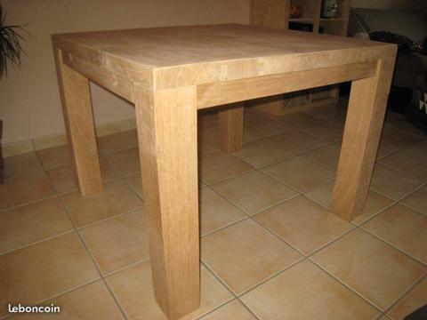 Table carré en bois chêne clair